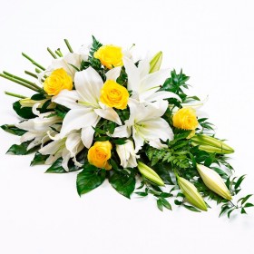 Flores Condolencias Cubre Urna con Liliums Blancos y Rosas Amarillas