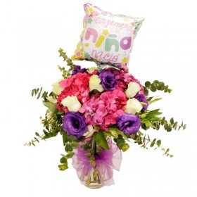 Florero de Nacimiento con Hortensias y Rosas con Globo es niña