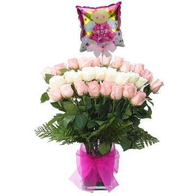 Florero de Nacimiento con 24 Rosas Mix Blancas y Rosadas más Globo es una Niña