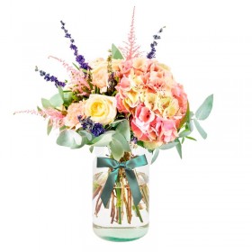 Florero con flores Rústicas en Tonos Rosadas con 2 Hortensias Eucalipto más flores mix