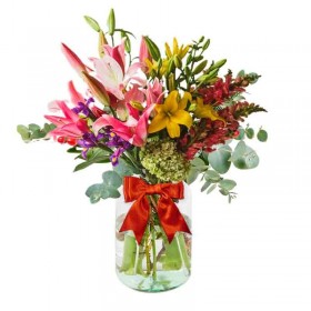 Florero rústico 10 Liliums amarillos y Rosados Iris más Perritos y Hortensia