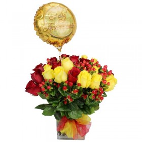 Florero de 24 rosas rojas y Amarillas con Globo feliz Aniversario