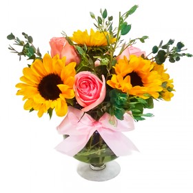Florero Copa “Tributo a la Mujer”: 6 Rosas, 6 Girasoles y Eucalipto